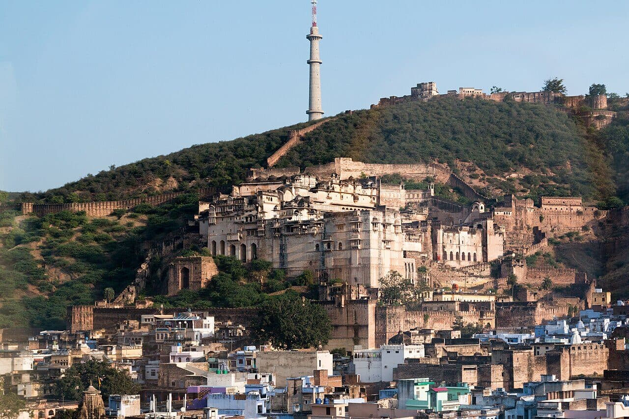 Garh Palace and Taragarh Fort above the blue houses of Bundi